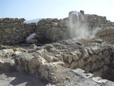 Restos de muros de yacimiento.