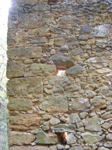 Esquina del muro trasero de la edificación.